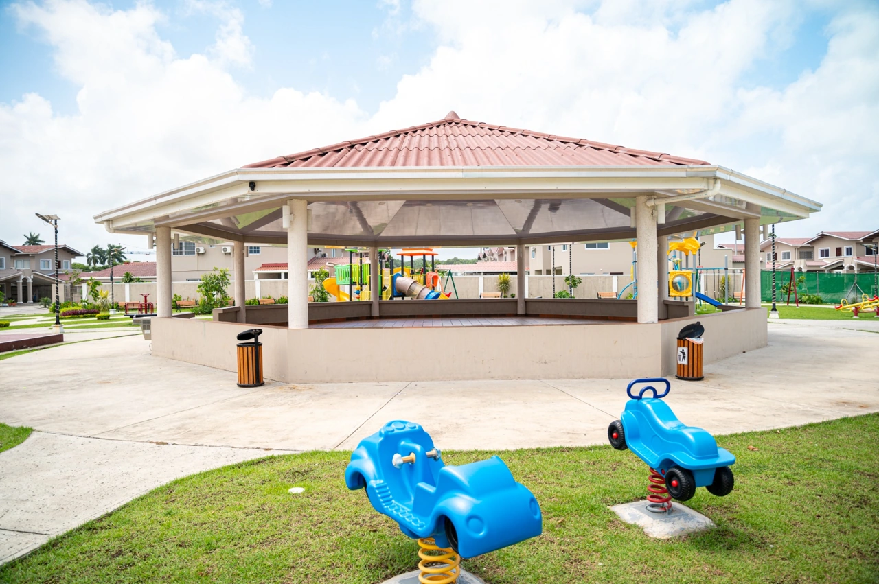 Área social techada de PH Canal View, junto al parque infantil